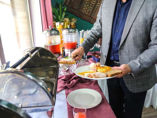 Buffet a volontà: come evitare l’incubo digestivo e uscire a testa alta