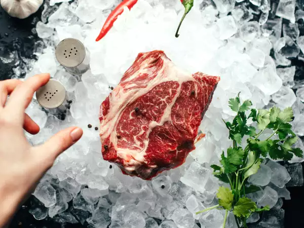 Cosa succede se si congela la carne nel modo sbagliato?