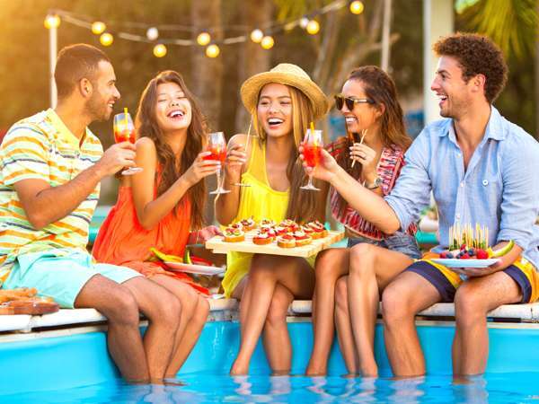 15 idee fresche e sfiziose per un buffet perfetto a bordo piscina (che tutti vorranno copiare)