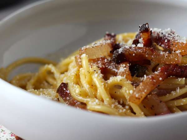 Sapete perché il guanciale non è uguale alla pancetta nella carbonara?