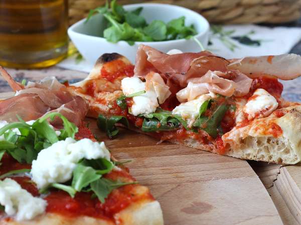 Pinsa romana precotta? Ecco la farcitura estiva che ti farà venir voglia di mangiarla ogni sera