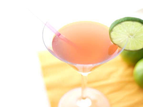 Cosmopolitan: il drink glamour che tutti amano (e come farlo a casa senza sbagliare)