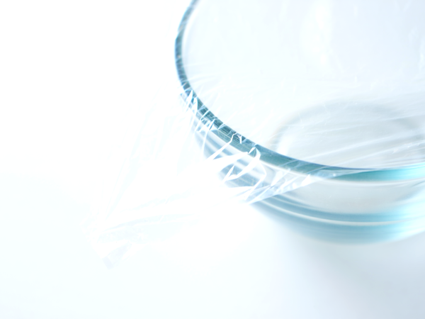 Microplastiche in cucina: gli errori che fai ogni giorno (e come evitarli subito)