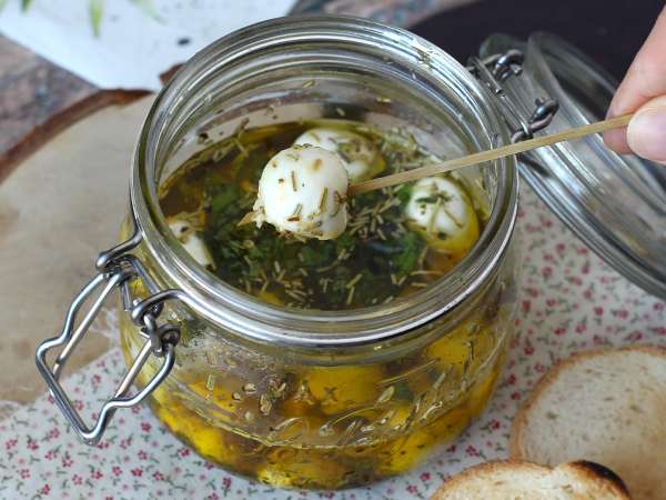 Mozzarelline marinate: la ricetta veloce che crea dipendenza (spariranno in un lampo dalla tavola!)