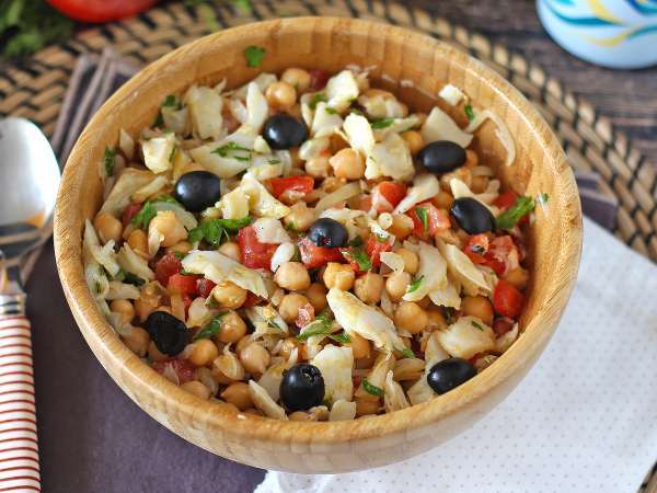 Questa insalata di ceci è tutto ciò di cui avete bisogno nelle giornate calde: rinfrescante, veloce e super nutriente