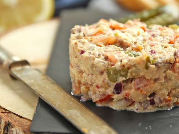 Trasformare una scatola di sardine in un paté degno di un ristorante (semplice, economico e pronto in 5 minuti)