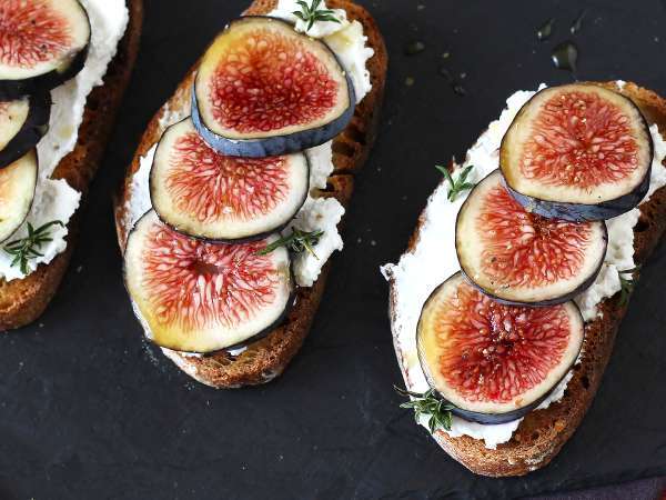 Hai mai assaggiato la bruschetta di stagione che tutti stanno sognando? Fichi, formaggio e miele per un antipasto da urlo!