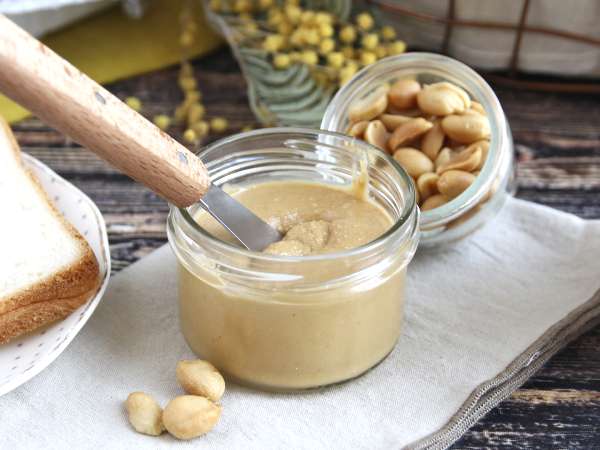 Come fare il burro di arachidi fatto in casa con un solo ingrediente (e le migliori ricette per utilizzarlo).