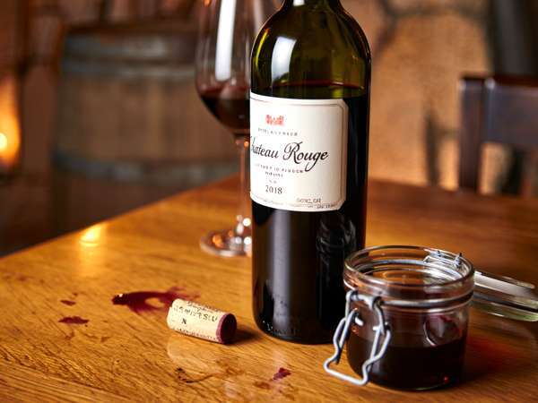 Hai chiuso male il vino? Il trucco di TikTok che lo fa durare giorni senza rovinarsi (e senza usare pompe o tappi speciali!)