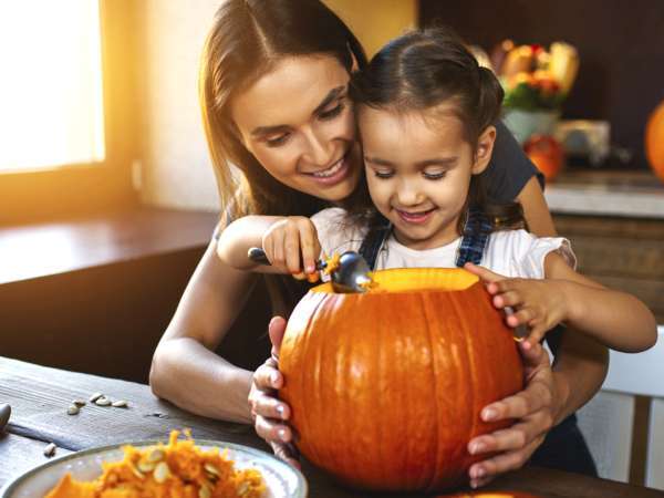 Come intagliare una zucca a casa in sicurezza e godersi il rito di Halloween con i bambini