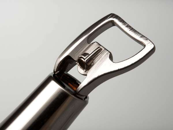 Niente cavatappi? Ecco i trucchi geniali per stappare una bottiglia senza apribottiglie