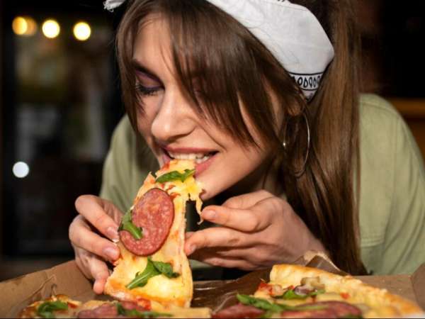 Dimenticate le posate: quello che la scienza ha scoperto sul mangiare con le mani vi lascerà a bocca aperta