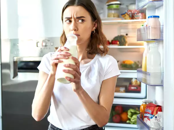 Bere latte freddo dalla bottiglia: l’abitudine che indebolisce il sistema immunitario