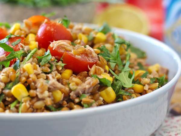 9 idee intelligenti per svuotare il frigorifero (senza sembrare piatti “da finire gli avanzi)