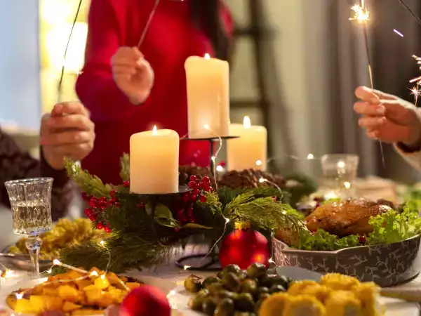 Un menu di Natale elegante a meno di 10 euro a persona: la festa economica che non ti aspetti