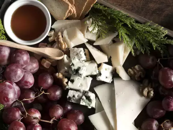 Formaggio troppo freddo, secco o tagliato male? Ecco i segreti per servirlo come un vero professionista