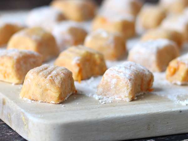 Zucca, piselli, patate dolci... gli gnocchi leggeri e sorprendenti che conquistano al primo morso