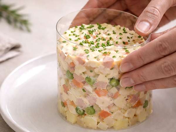 Senza anello per impiattamento e con ospiti: il trucco che salva la presentazione dei vostri piatti (con qualcosa che avete già in casa).