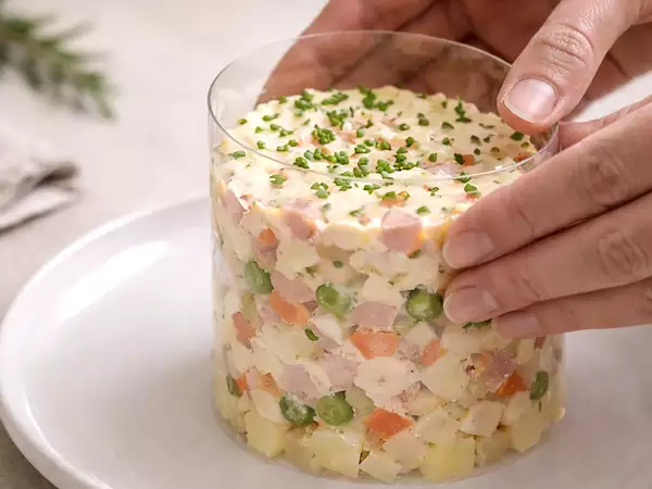 Senza anello per impiattamento e con ospiti: il trucco che salva la presentazione dei vostri piatti (con qualcosa che avete già in casa).