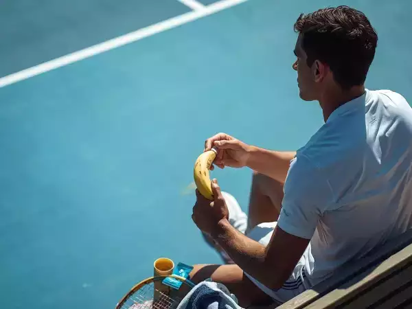 Snack energetici dei tennisti durante i break: cosa mangiano e perché