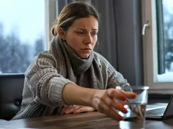 Disidratazione silenziosa in inverno: perché beviamo meno acqua e come rimediare senza sforzo