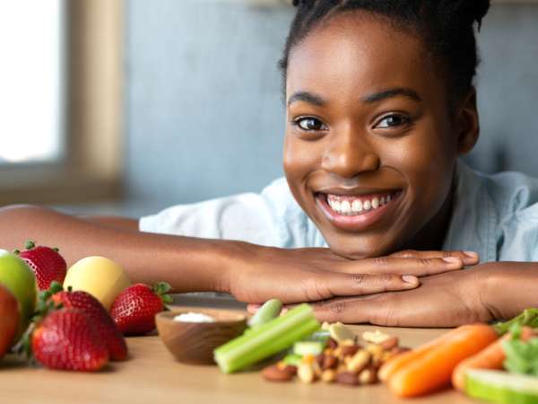 10 alimenti per denti più bianchi: cosa mangiare davvero