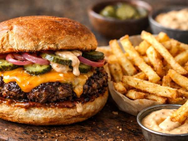 Come fare l'hamburger gourmet perfetto a casa: i segreti per carne, pane e salse incredibili