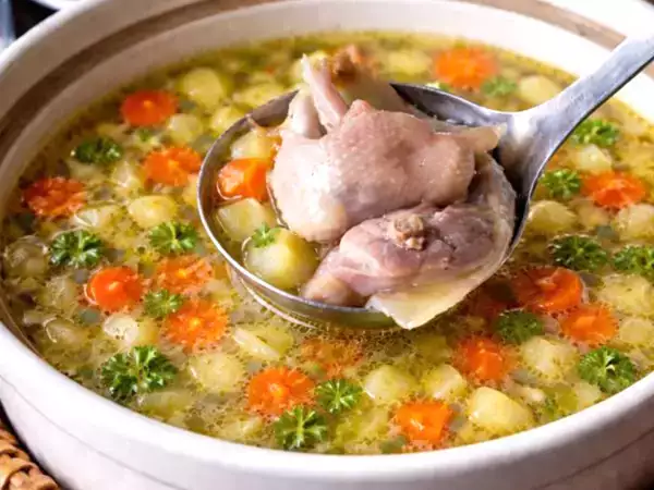 Le parti del pollo che butti via (senza saperlo) sono le più ricche di collagene e sapore