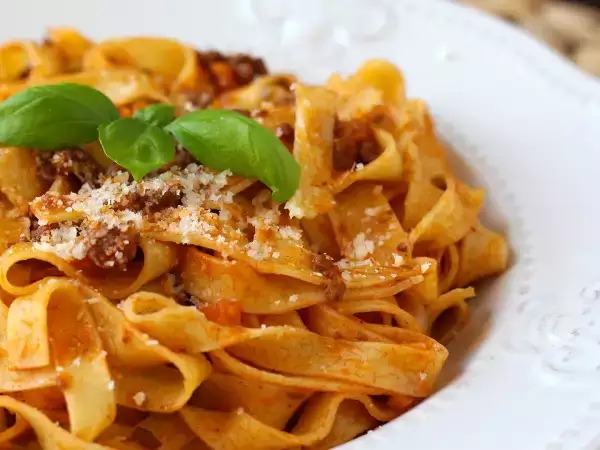 Il segreto del ragù alla bolognese fatto in casa che rende la pasta incredibilmente più buona