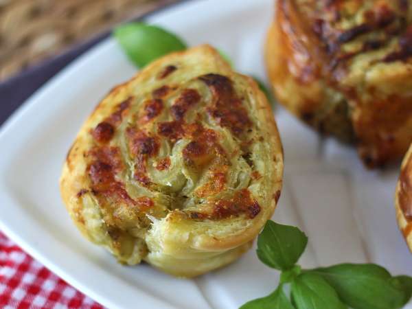 Questi rustici di pasta sfoglia al pesto pronti in 15 minuti: croccanti fuori, filanti dentro (e spariscono in un attimo!)