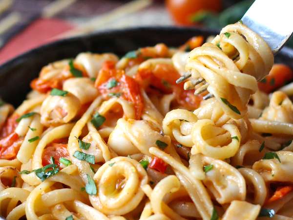 4 primi con pesce surgelato pronti in pochi minuti: ricette facili, gustose e intelligenti che ti salvano pranzo e cena