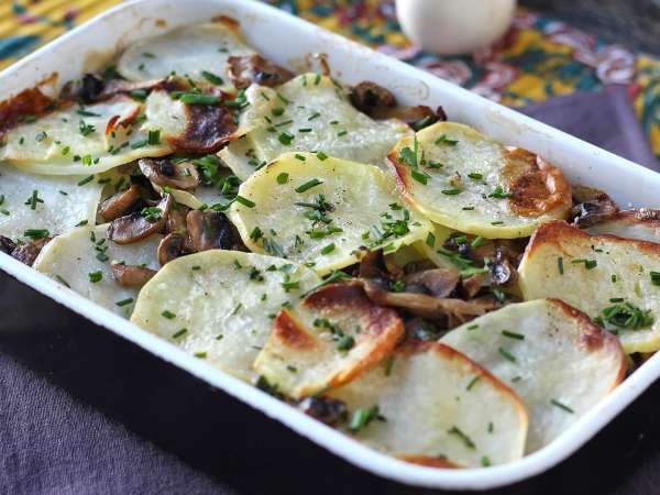 Patate gratinate: 8 ricette cremose e croccanti che risolvono ogni pasto della settimana (al forno e in friggitrice ad aria, anche con patate dolci)