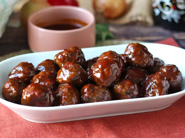 Polpette in friggitrice ad aria con salsa agrodolce stile barbecue: la ricetta facile e irresistibile perfetta per cena e aperitivo (pronta in meno di 30 minuti)