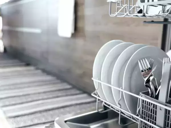 Lavastoviglie: devi davvero sciacquare i piatti prima? Gli esperti spiegano cosa fare (e quanta acqua stai sprecando)