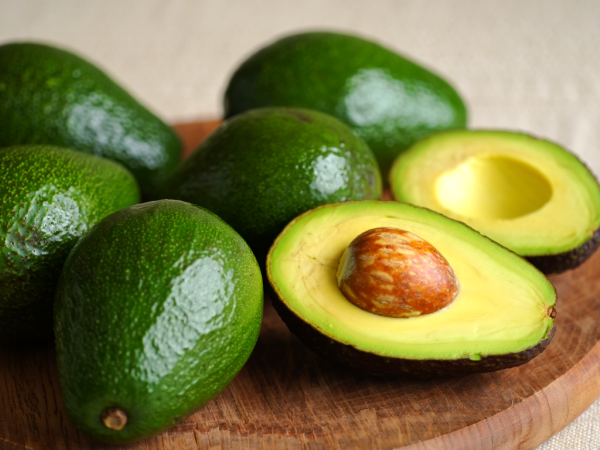 Come far maturare un avocado più velocemente? I consigli semplici per non aspettare giorni prima di gustarlo perfetto