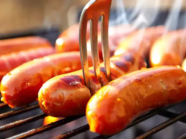 Bucare le salsicce prima di cuocerle: errore comune o trucco geniale? la verità che cambia tutto