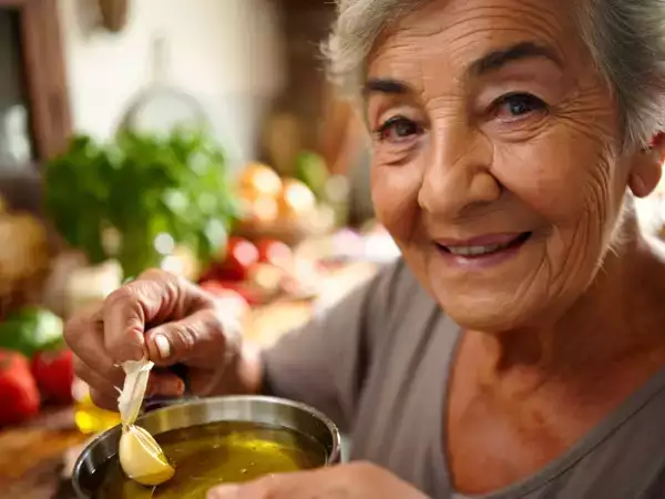 La nonna lo sa da sempre: l’aglio va tolto e il motivo per cui lo fa non è quello che pensi