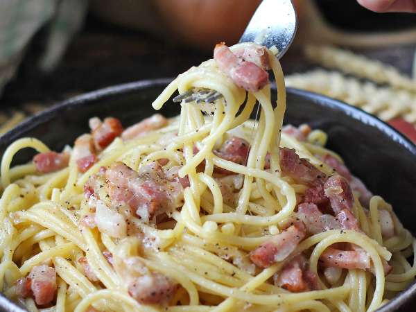 Pancetta cubetti: l’ingrediente che hai sempre in frigo e 12 ricette geniali per salvare ogni cena (veloci e irresistibili)