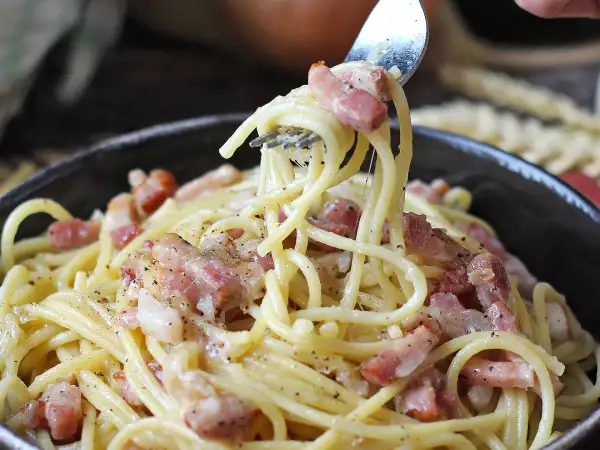 Pancetta cubetti: l’ingrediente che hai sempre in frigo e 12 ricette geniali per salvare ogni cena (veloci e irresistibili)