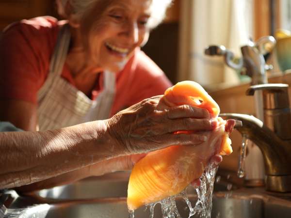 Devi davvero lavare il pollo prima di cucinarlo? La verità che mamma e nonna non ti hanno mai raccontato