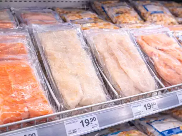 Pesce fresco o surgelato? La verità che cambia davvero il modo di fare la spesa