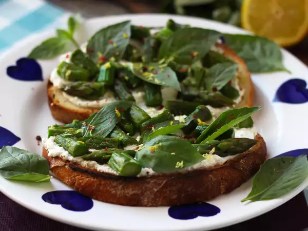 Asparagi verdi protagonisti della primavera: 8 ricette sfiziose per portarli in tavola ogni giorno