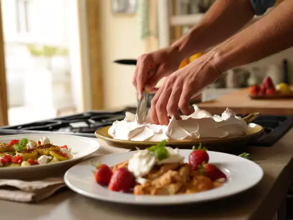 Menu del giorno, 25 aprile: medaglioni vegetariani, bocconcini di pollo e pavlova alle fragole