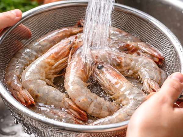 Lavate i gamberi prima di cucinarli? Scoprite perché questo gesto comune potrebbe rovinare il risultato finale