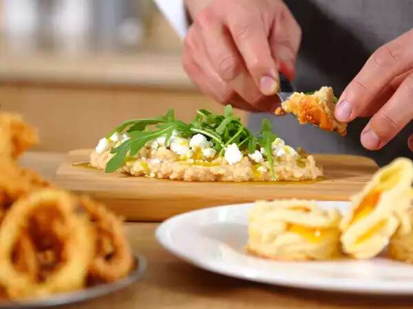 Menu del giorno, 28 aprile: un antipasto sfizioso, un secondo croccante e un dolce irresistibile