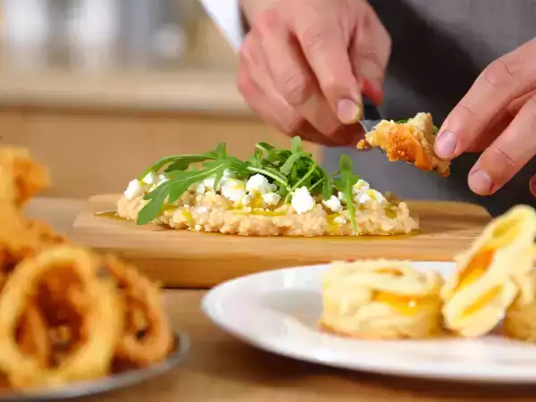 Menu del giorno, 28 aprile: un antipasto sfizioso, un secondo croccante e un dolce irresistibile