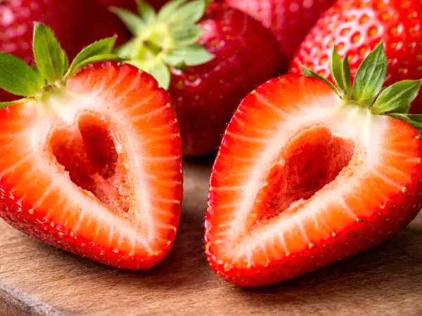 Fragole con buchi all’interno: ecco cosa significa davvero e quando puoi mangiarle senza rischi