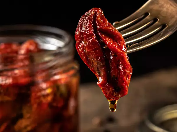 Pomodori secchi sott'olio: 10 idee gustose e veloci per usare il barattolo in ogni ricetta quotidiana