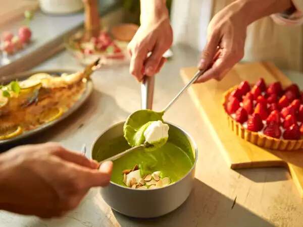 Menu del giorno, 5 maggio: un aperitivo fresco, un piatto principale sfizioso e una dolce crostata di fragole