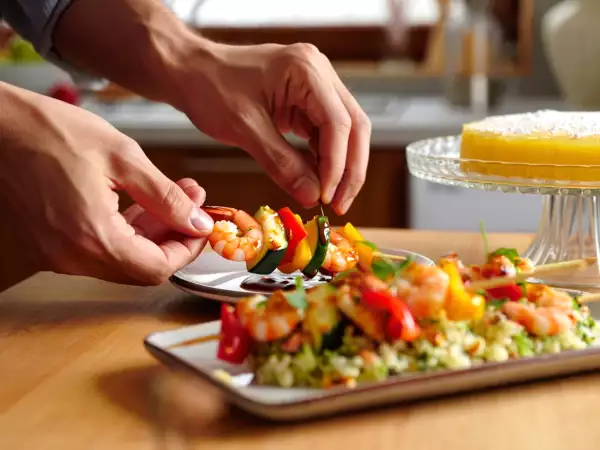 Menu del giorno, 11 maggio: spiedini di gamberi, insalata di risoni e torta al limone
